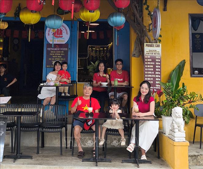 Nhiều du khách chọn mặc tông màu đỏ để hưởng ứng ngày độc lập, thống nhất non sông 30/4. Ảnh: Quốc Dũng - TTXVN