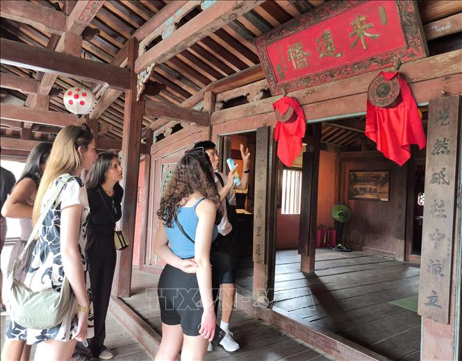 Du khách quốc tế quan tâm, tìm hiểu về lịch sử, văn hóa, tín ngưỡng của người Hội An xưa. Ảnh: Quốc Dũng - TTXVN