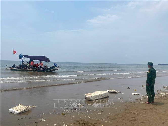 Đồn biên phòng Hoằng Trường và Ban quản lý du lịch xã Hoằng Thanh yêu cầu người dân tuyệt đối không sử dụng bè mảng, phương tiện đánh cá thô sơ để vận chuyển khách du lịch dưới bất kỳ hình thức nào. Ảnh: TTXVN phát
