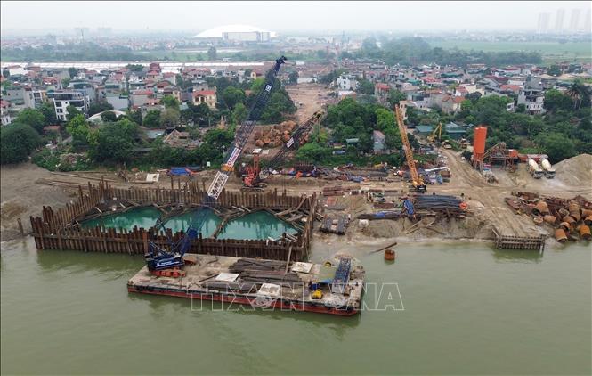 Thi công bệ trụ chính cầu Tứ Liên phía đường Trường Sa, thuộc xã Đông Anh. Ảnh: Quốc Khánh - TTXVN