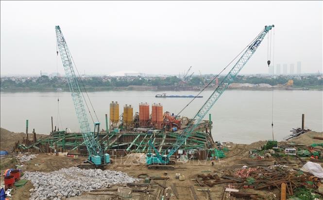 Không khí thi công khẩn trương trong ngày nghỉ lễ 1-5 trên công trường cầu Tứ Liên. Ảnh: Quốc Khánh - TTXVN