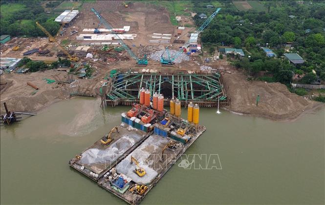 Máy móc, nhân lực được huy động xây dựng dự án cầu Tứ Liên. Ảnh: Quốc Khánh - TTXVN