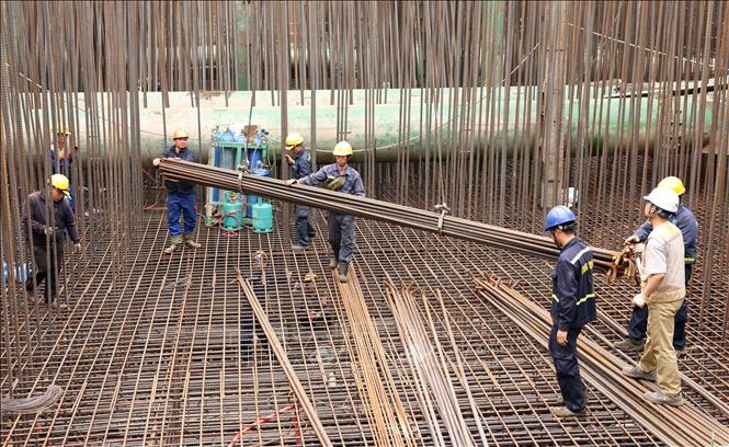 Các nhà thầu tổ chức thi công xuyên lễ trên công trình dự án trọng điểm cầu Tứ Liên để đảm bảo tiến độ theo yêu cầu của chủ đầu tư. Ảnh: Quốc Khánh - TTXVN
