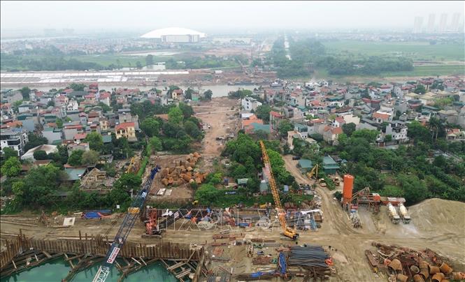 Không khí thi công trong ngày nghỉ lễ trên công trường cầu Tứ Liên. Ảnh: Quốc Khánh - TTXVN
