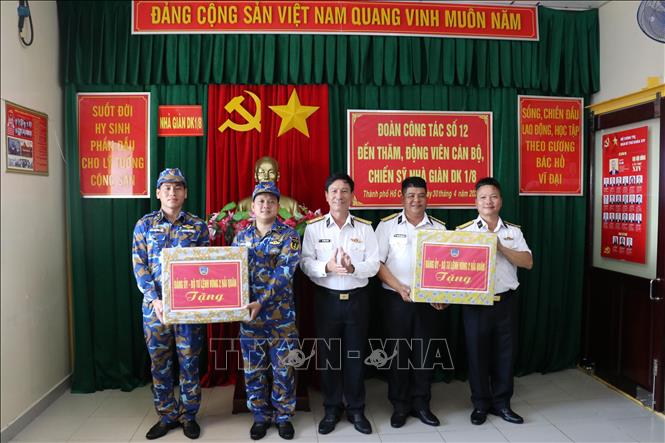 Đảng ủy - Bộ Tư lệnh Vùng 2 Hải quân tặng quà cho cán bộ, chiến sĩ Nhà giàn DK1/8. Ảnh: Tiến Lực - TTXVN
