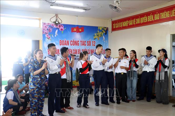Đoàn công tác số 12 giao lưu văn nghệ với chiến sĩ trên Nhà giàn DK1/8 (Quế Đường). Ảnh: Tiến Lực - TTXVN