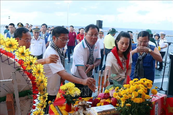 Các đại biểu dâng hương tưởng niệm các Anh hùng liệt sĩ hy sinh tại vùng biển thềm lục địa phía Nam của Tổ quốc. Ảnh: Tiến Lực - TTXVN