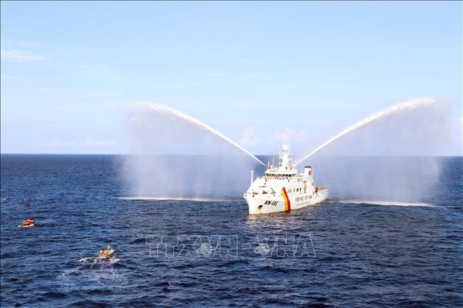 Tàu KN-491 biểu diễn phun vòi rồng tại khu vực gần Nhà giàn DK1/8 (Quế Đường). Ảnh: Tiến Lực - TTXVN