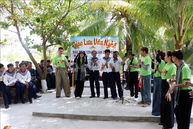 Các nghệ sĩ và chiến sĩ trên đảo Phan Vinh A giao lưu văn nghệ. Ảnh: Tiến Lực - TTXVN