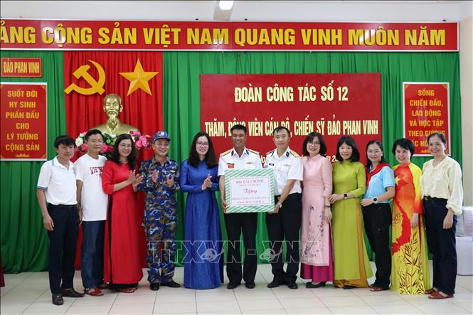 Đoàn Bộ Tài chính tặng quà cán bộ, chiến sĩ trên đảo Phan Vinh A. Ảnh: Tiến Lực - TTXVN