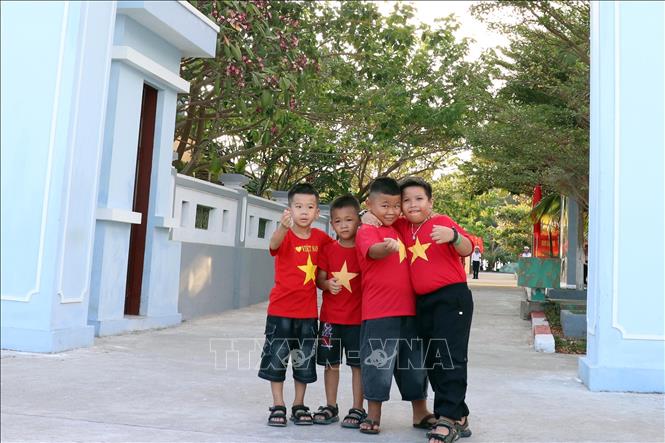 Trẻ em trên đảo Đá Tây A vui tươi khi đoàn công tác tới thăm. Ảnh: Tiến Lực - TTXVN