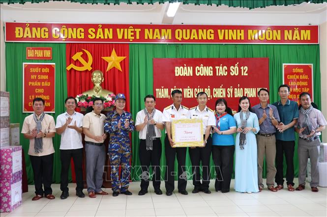 Đoàn tỉnh An Giang tặng quà cho cán bộ, chiến sĩ trên đảo Phan Vinh A. Ảnh: Tiến Lực - TTXVN