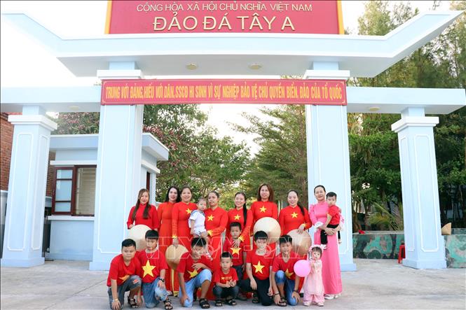 Người dân trên đảo Đá Tây A chờ đón các đại biểu đến thăm đảo. Ảnh: Tiến Lực - TTXVN