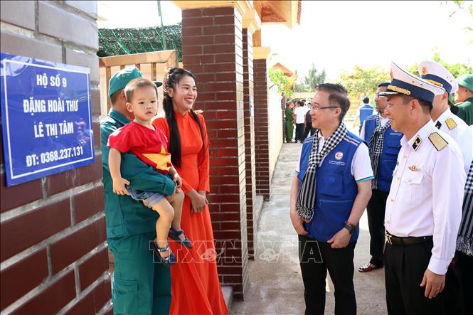 Lãnh đạo Đoàn công tác số 12 thăm các hộ dân trên đảo Đá Tây A. Ảnh: Tiến Lực - TTXVN