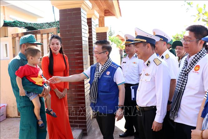 Lãnh đạo Đoàn công tác số 12 thăm các hộ dân trên đảo Đá Tây A. Ảnh: Tiến Lực - TTXVN