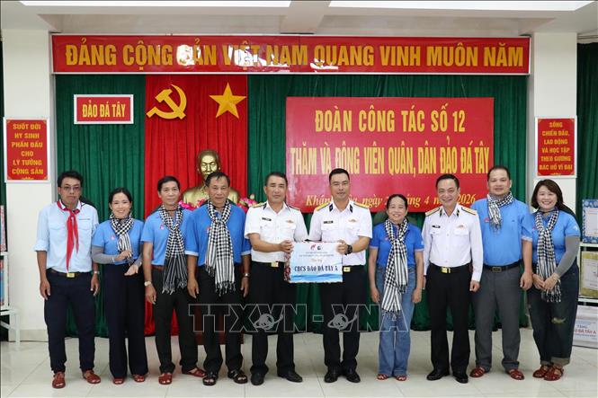 Đại biểu Quỹ học bổng Vừ A Dính và Câu lạc bộ “Vì Hoàng Sa - Trường Sa thân yêu” tặng quà cho cán bộ, chiến sĩ đảo Đá Tây A. Ảnh: Tiến Lực - TTXVN