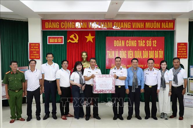 Đoàn tỉnh An Giang tặng quà cho cán bộ, chiến sĩ đảo Đá Tây A. Ảnh: Tiến Lực - TTXVN