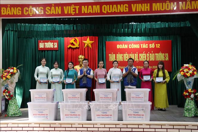 Đoàn Thành phố Hồ Chí Minh tặng quà cho các hộ dân sinh sống trên đảo Trường Sa. Ảnh: Tiến Lực - TTXVN
