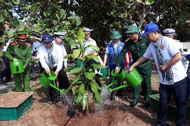 Đoàn công tác số 12 trồng cây trên đảo Trường Sa. Ảnh: Tiến Lực - TTXVN