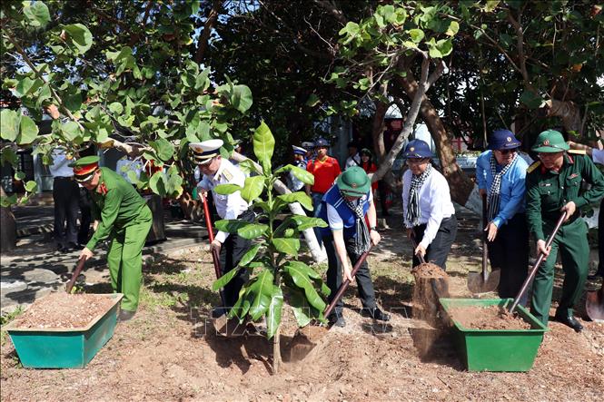 Đoàn công tác số 12 trồng cây trên đảo Trường Sa. Ảnh: Tiến Lực - TTXVN