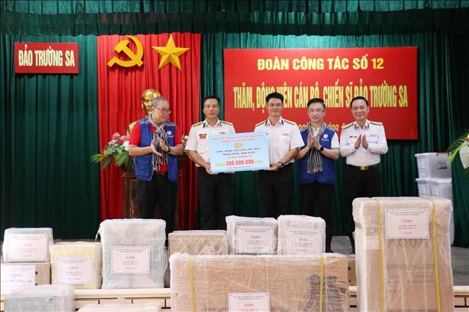 Đoàn Thành phố Hồ Chí Minh trao bảng tặng công trình tập luyện thể thao, huấn luyện - sinh hoạt tại đảo Trường Sa. Ảnh: Tiến Lực - TTXVN