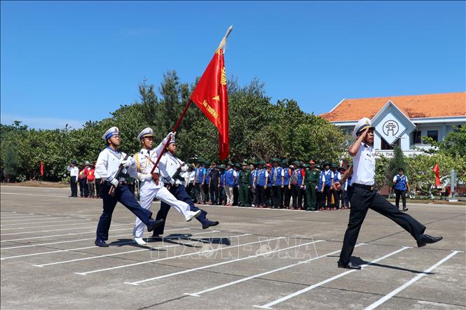 Các lực lượng trên đảo duyệt đội ngũ tại khu vực trước cột mốc đảo Trường Sa. Ảnh: Tiến Lực - TTXVN