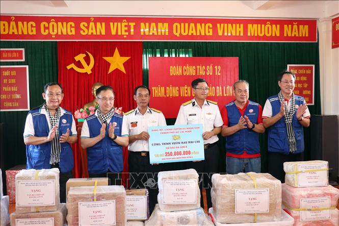 Đoàn Thành phố Hồ Chí Minh tặng công trình vườn rau mái che cho đảo Đá Lớn B. Ảnh: Tiến Lực - TTXVN
