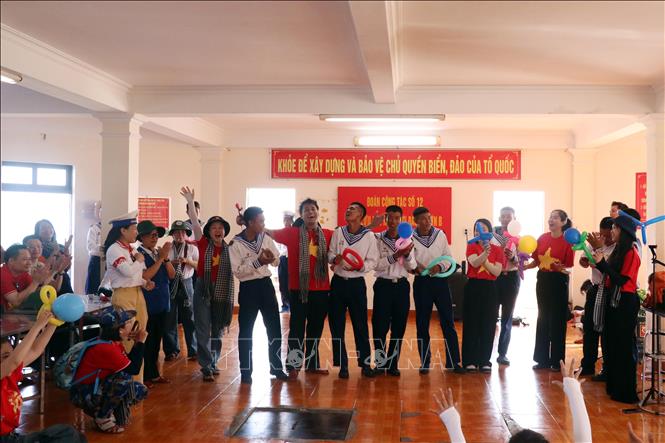 Các nghệ sĩ giao lưu văn nghệ cùng cán bộ, chiến sĩ trên đảo Đá Lớn B. Ảnh: Tiến Lực - TTXVN