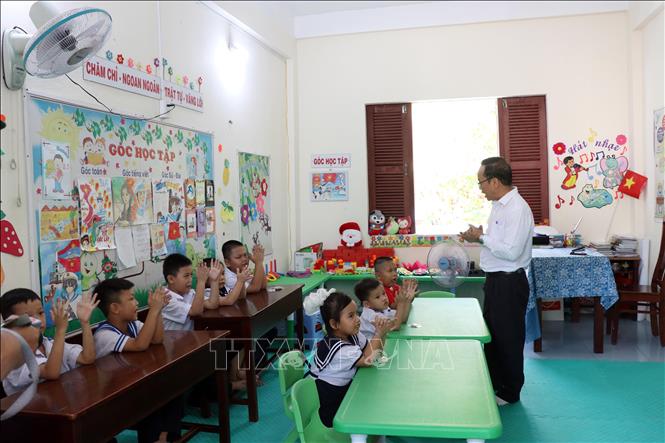 Các học sinh tại đảo Sinh Tồn vui hát khi các đại biểu Đoàn công tác số 12 đến thăm. Ảnh: Tiến Lực - TTXVN