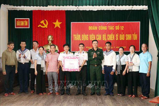 Đoàn tỉnh Cà Mau tặng quà, động viên cán bộ, chiến sĩ trên đảo Sinh Tồn. Ảnh: Tiến Lực - TTXVN