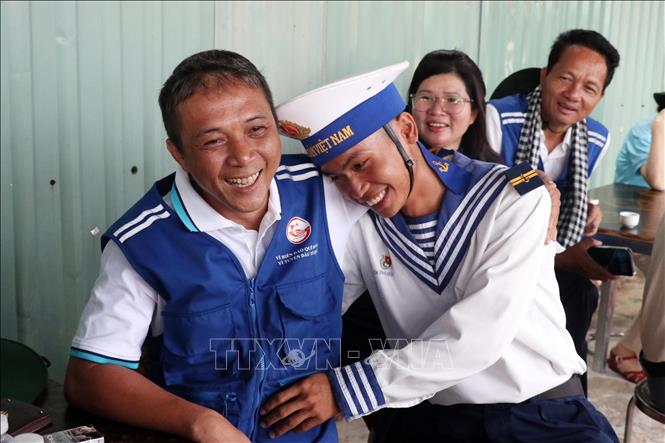 Niềm vui khi cha con gặp nhau trên đảo Núi Le C. Ảnh: Tiến Lực - TTXVN