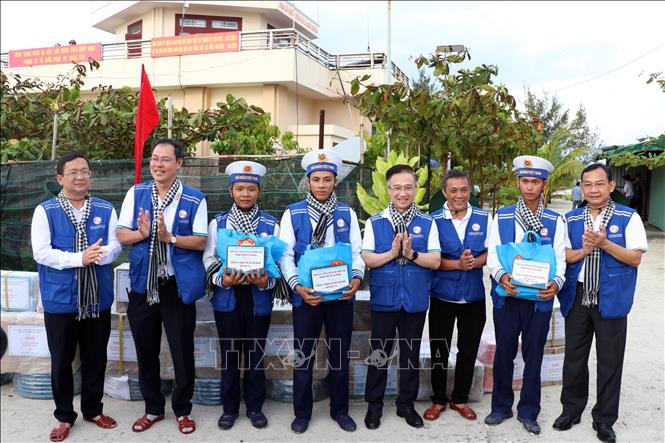 Phó Bí thư Thành ủy Thành phố Hồ Chí Minh Đặng Minh Thông tặng quà cho chiến sĩ quê Thành phố Hồ Chí Minh, đang thực hiện nhiệm vụ tại đảo Núi Le C. Ảnh: Tiến Lực - TTXVN