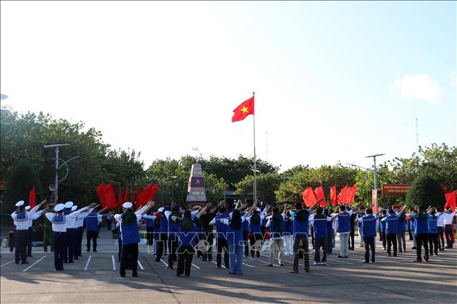 Các đại biểu thực hiện màn đồng diễn tại khu vực sân bay, trước cột mốc đảo Trường Sa. Ảnh: Tiến Lực - TTXVN