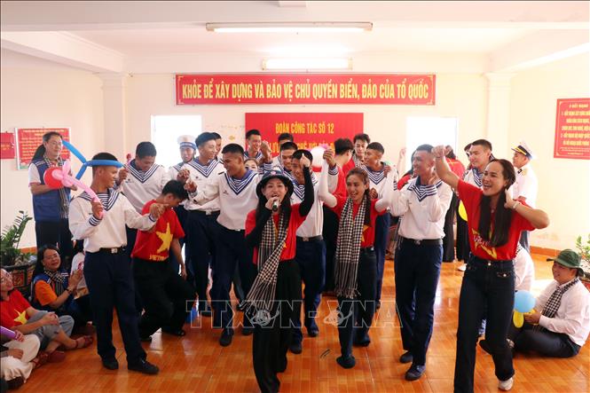 Các nghệ sĩ giao lưu văn nghệ cùng cán bộ, chiến sĩ trên đảo Đá Lớn B. Ảnh: Tiến Lực - TTXVN