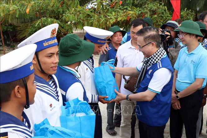 Phó Bí thư Thành ủy Thành phố Hồ Chí Minh Đặng Minh Thông tặng quà cho chiến sĩ quê Thành phố Hồ Chí Minh, đang thực hiện nhiệm vụ tại đảo Núi Le C. Ảnh: Tiến Lực - TTXVN