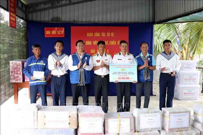 Đoàn Thành phố Hồ Chí Minh tặng máy móc thiết bị, phương tiện, vật dụng sinh hoạt cho đảo Núi Le C. Ảnh: Tiến Lực - TTXVN