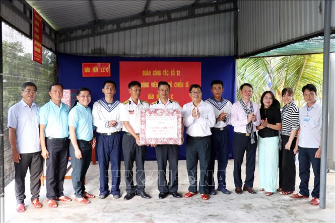 Đoàn tỉnh Đồng Tháp tặng quà cho cán bộ, chiến sĩ trên đảo Núi Le C. Ảnh: Tiến Lực - TTXVN