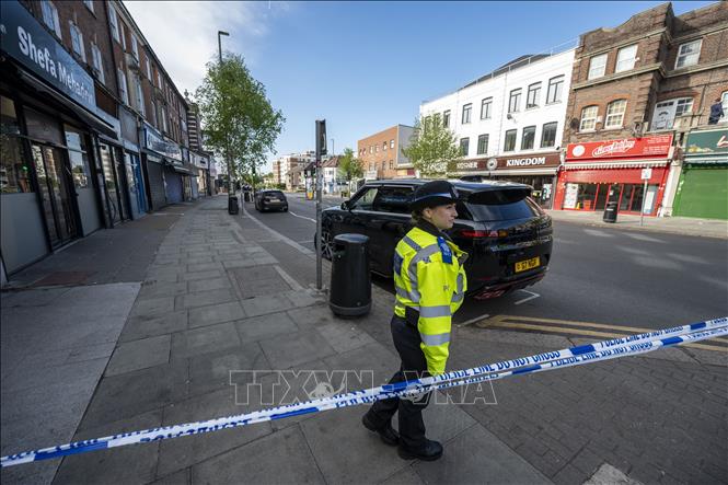 Cảnh sát phong tỏa hiện trường vụ đâm dao tại London, Anh ngày 29/4/2026. Ảnh: THX/TTXVN