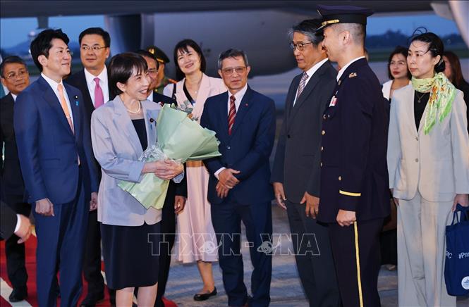 Thủ tướng Nhật Bản Takaichi Sanae đến Hà Nội, bắt đầu chuyến thăm chính thức Việt Nam. Ảnh: Minh Đức – TTXVN