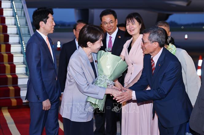Thủ tướng Nhật Bản Takaichi Sanae đến Hà Nội, bắt đầu chuyến thăm chính thức Việt Nam. Ảnh: Minh Đức – TTXVN