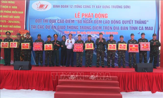 Ban tổ chức tặng quà cho các ban điều hành, đơn vị thi công. Ảnh: Tuấn Phi - TTXVN