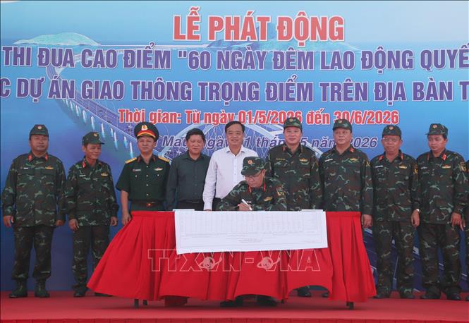 Các Ban điều hành ký kết giao ước thi đua. Ảnh: Tuấn Phi - TTXVN