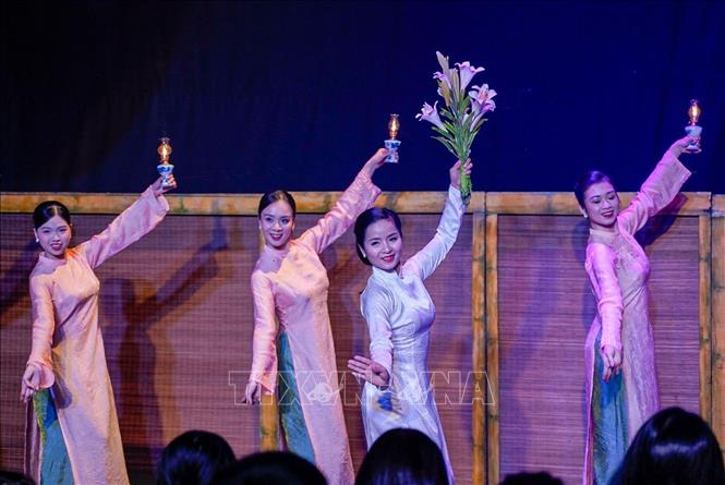Tiết mục thiếu nữ bên hoa huệ. Ảnh: Khánh Hoà - TTXVN