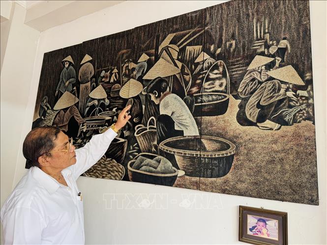 At the entrance, a large lacquer painting composed of four panels vividly depicting a traditional Vietnamese rural market immediately draws attention. VNA Photo: Đỗ Quyên 
