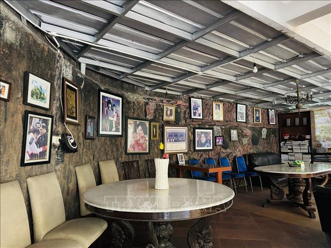 The family’s collection gradually evolves into a unique cultural space, allowing visitors to feel the “essence of Vietnam” in a foreign land. VNA Photo: Đỗ Quyên 