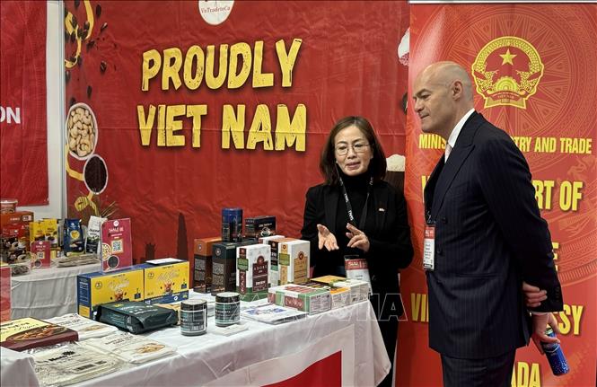 Tổng Giám đốc SIAL Canada Stéphane Thuillier (phải) thăm gian hàng Việt Nam và trao đổi với đại diện Thương vụ. Ảnh: Hà Linh-PVTTXVN tại Canada