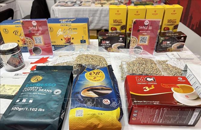 Các mặt hàng thực phẩm chế biến sẵn của Việt Nam tại gian trưng bày sản phẩm của Thương vụ. Ảnh: Hà Linh-PVTTXVN tại Canada