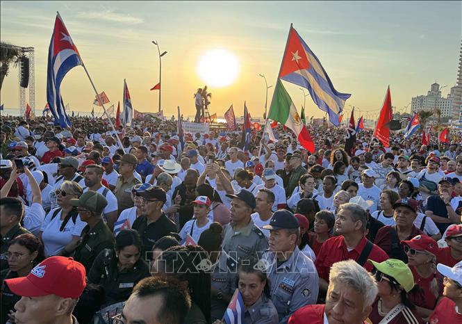 Từ sáng sớm, hàng trăm nghìn người dân thủ đô La Habana đã đổ về Quảng trường phản đế Jo-sé Martí để kỷ niệm Ngày Quốc tế Lao động. Ảnh: Việt Hùng-P/v TTXVN tại Cuba