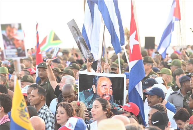 Người dân Cuba và bạn bè quốc tế tuần hành với ảnh của Tổng tư lệnh Fidel Castro Ruz. Ảnh: Việt Hùng-P/v TTXVN tại Cuba