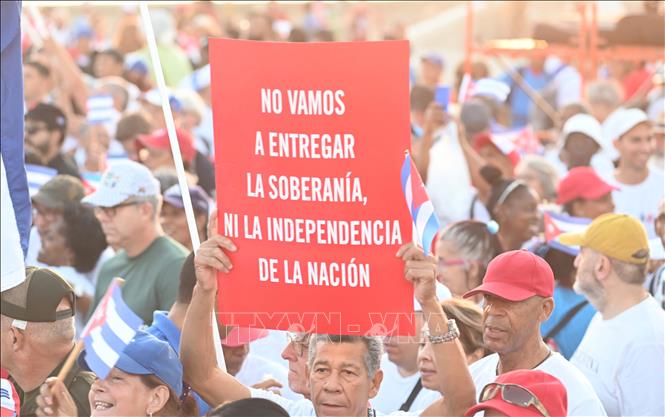 Người dân với khẩu hiệu “Cuba không trao cho kẻ thù chủ quyền và độc lập”. Ảnh: Việt Hùng-P/v TTXVN tại Cuba